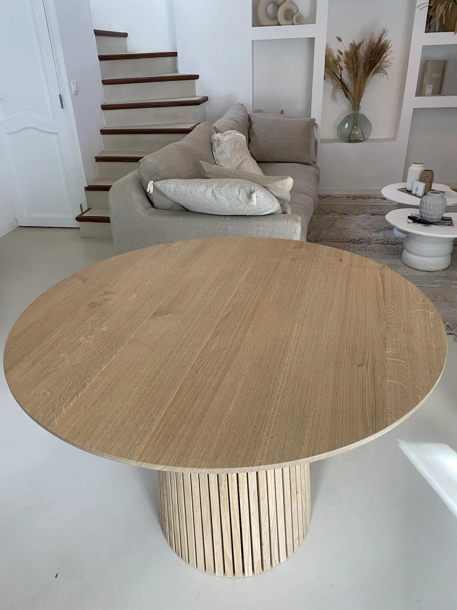 Table ronde en chêne massif réalisée sur-mesure par l'atelier La Cave à Bois