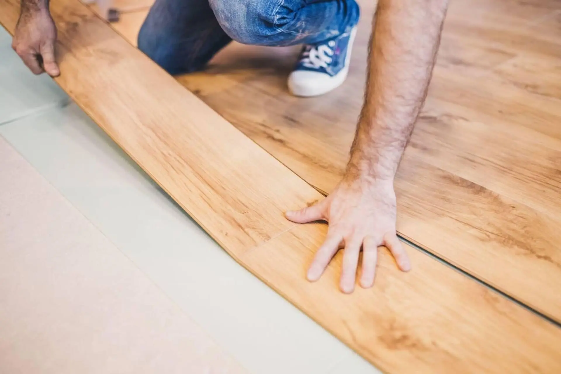 Pose méticuleuse de plancher en bois dans un intérieur moderne